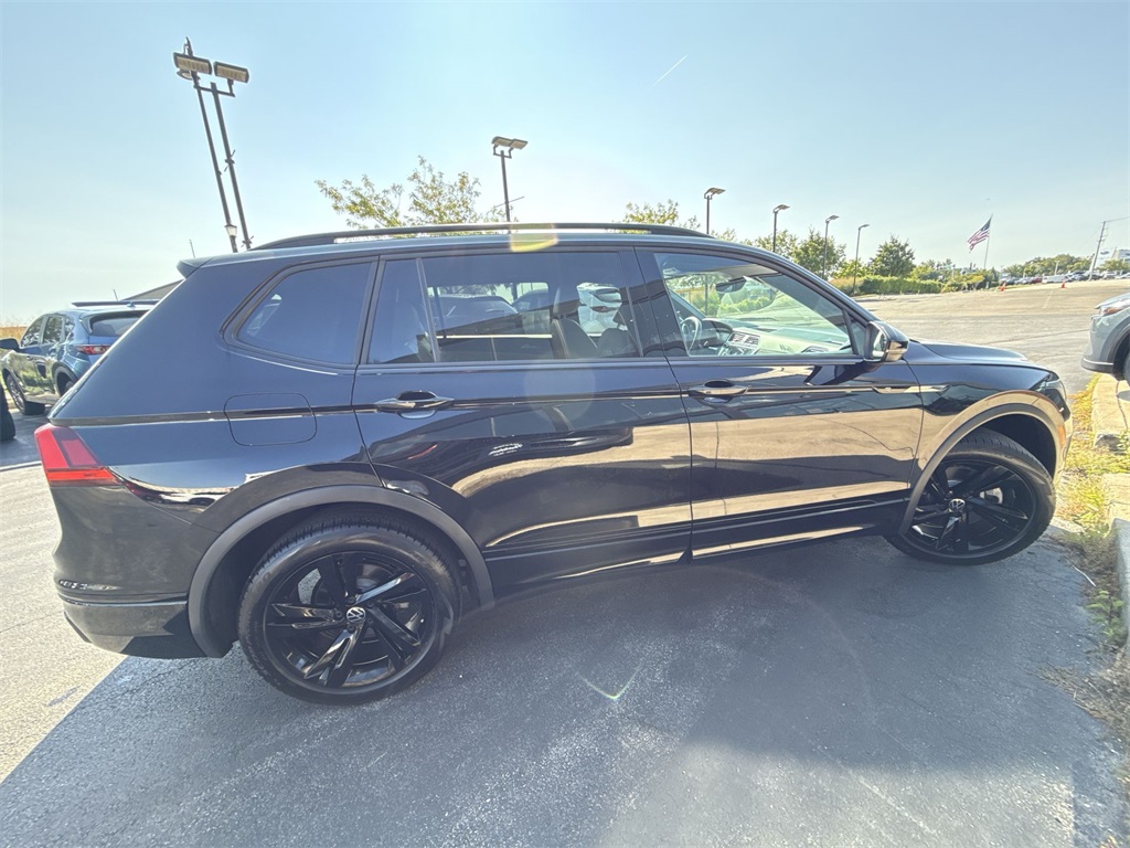 2023 Volkswagen Tiguan SE R-Line Black photo 4