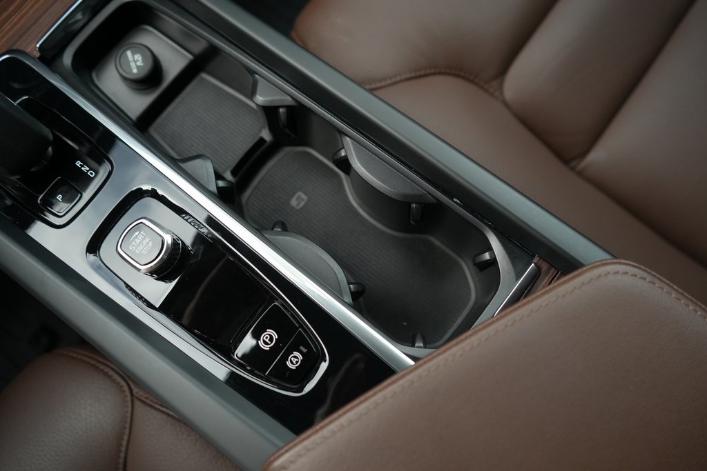 2023 Volvo XC60 B5 Plus photo 23
