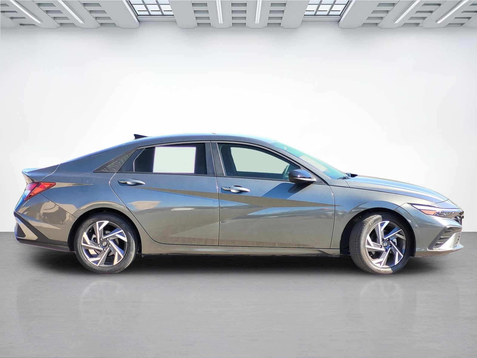 2025 Hyundai Elantra SEL Sport photo 2