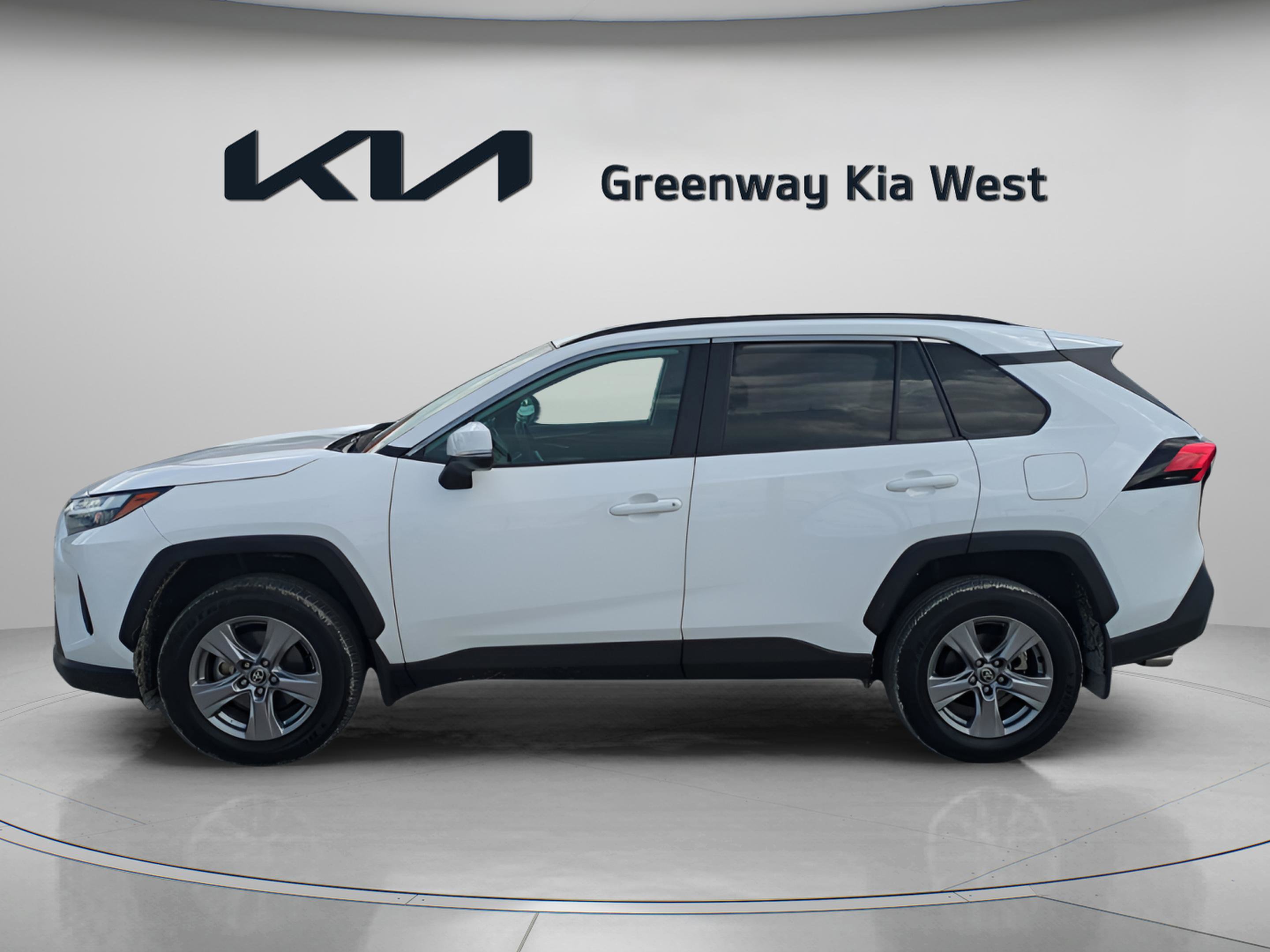 2024 Toyota RAV4 XLE photo 3