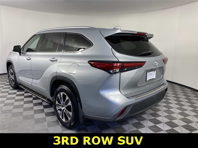 2021 Toyota Highlander XLE photo 3