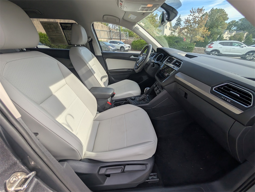 2021 Volkswagen Tiguan SE photo 2