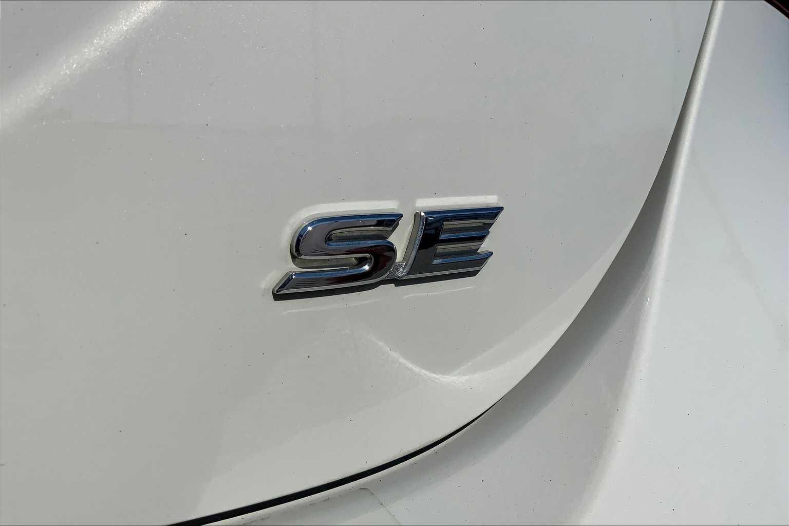 2022 Toyota Camry SE photo 9