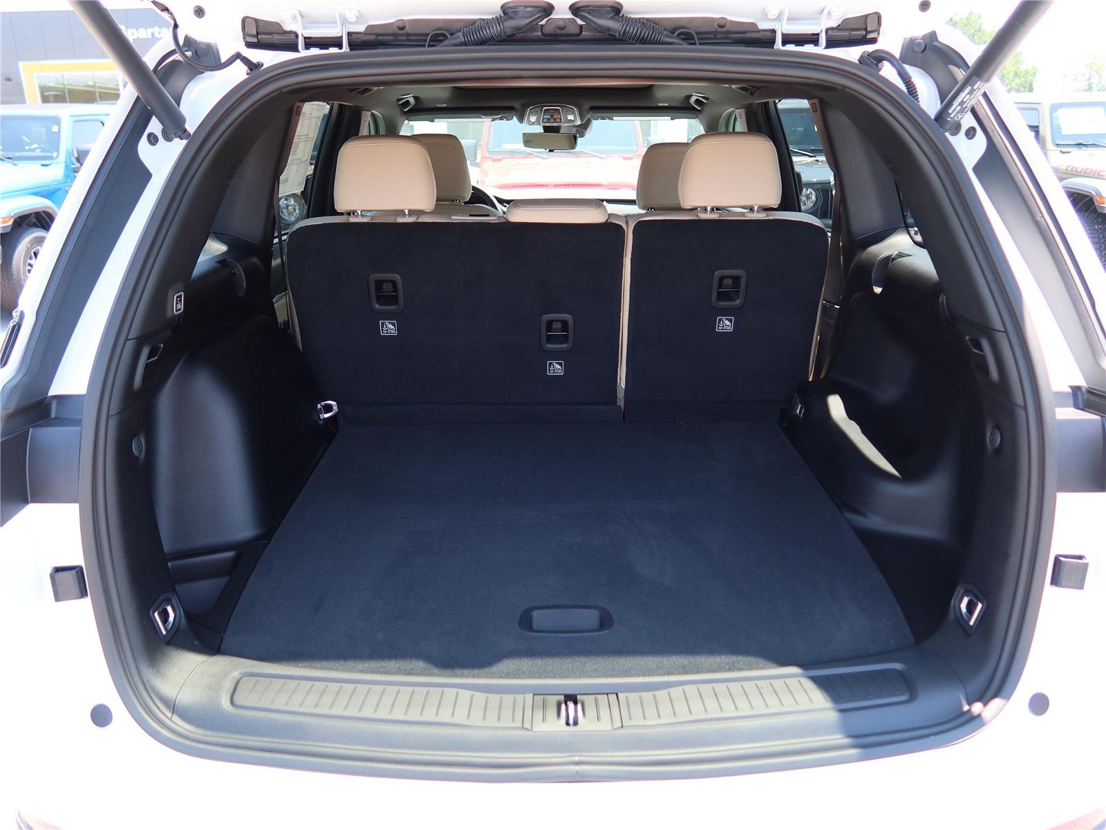 2025 Jeep Grand Cherokee Limited photo 3