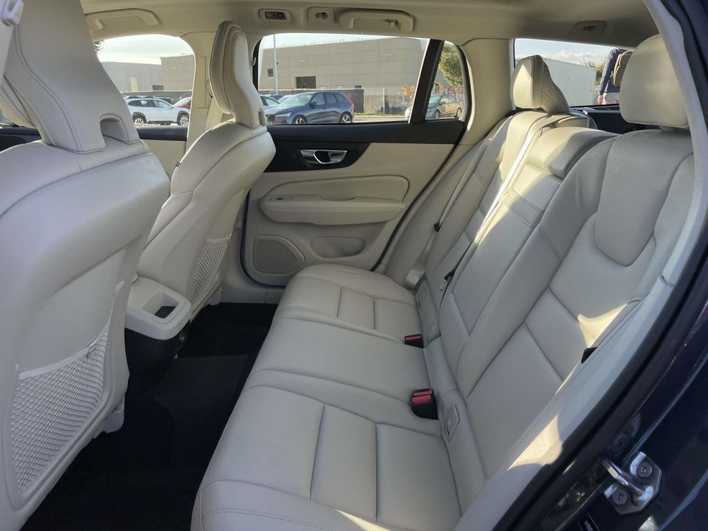 2020 Volvo V60 T5 Momentum photo 3