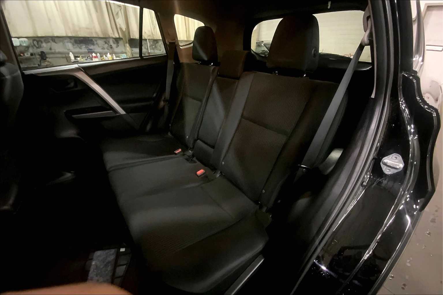 2017 Toyota RAV4 LE photo 19