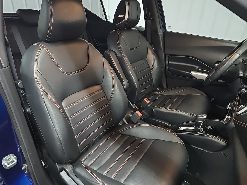 2019 Nissan Kicks SR photo 13