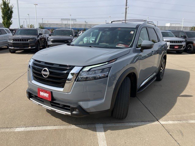 2023 Nissan Pathfinder Platinum photo 2