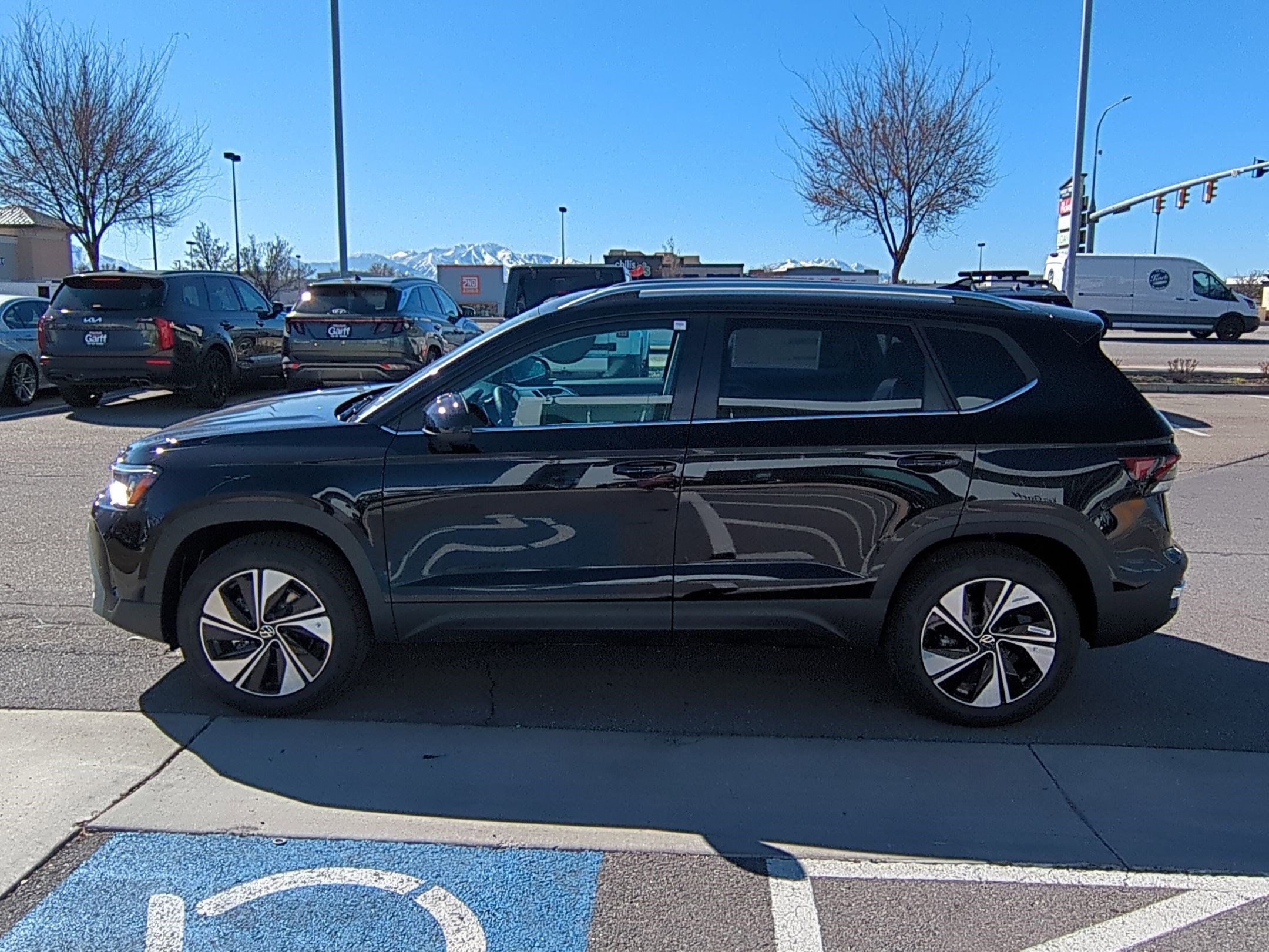 2025 Volkswagen Taos SE photo 6