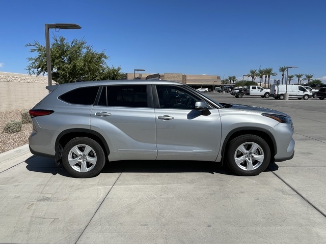 2023 Toyota Highlander LE photo 2
