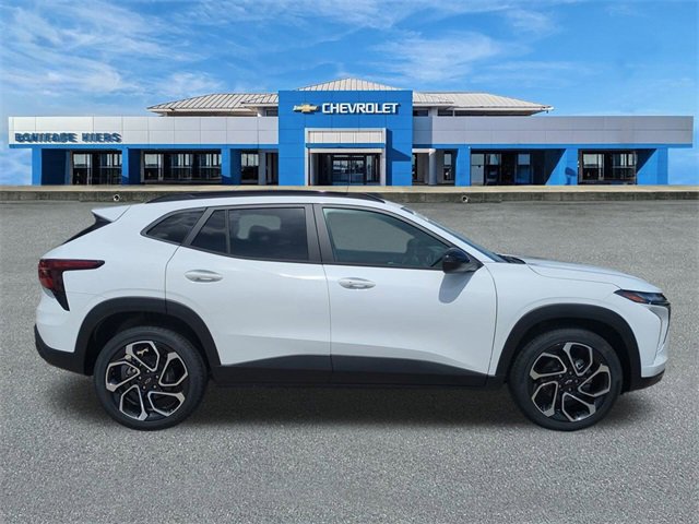 2025 Chevrolet Trax photo 2