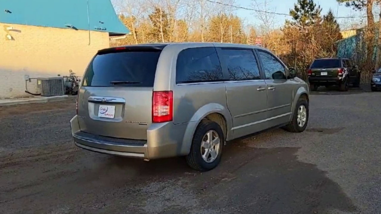 2009 Chrysler Town & Country LX photo 2