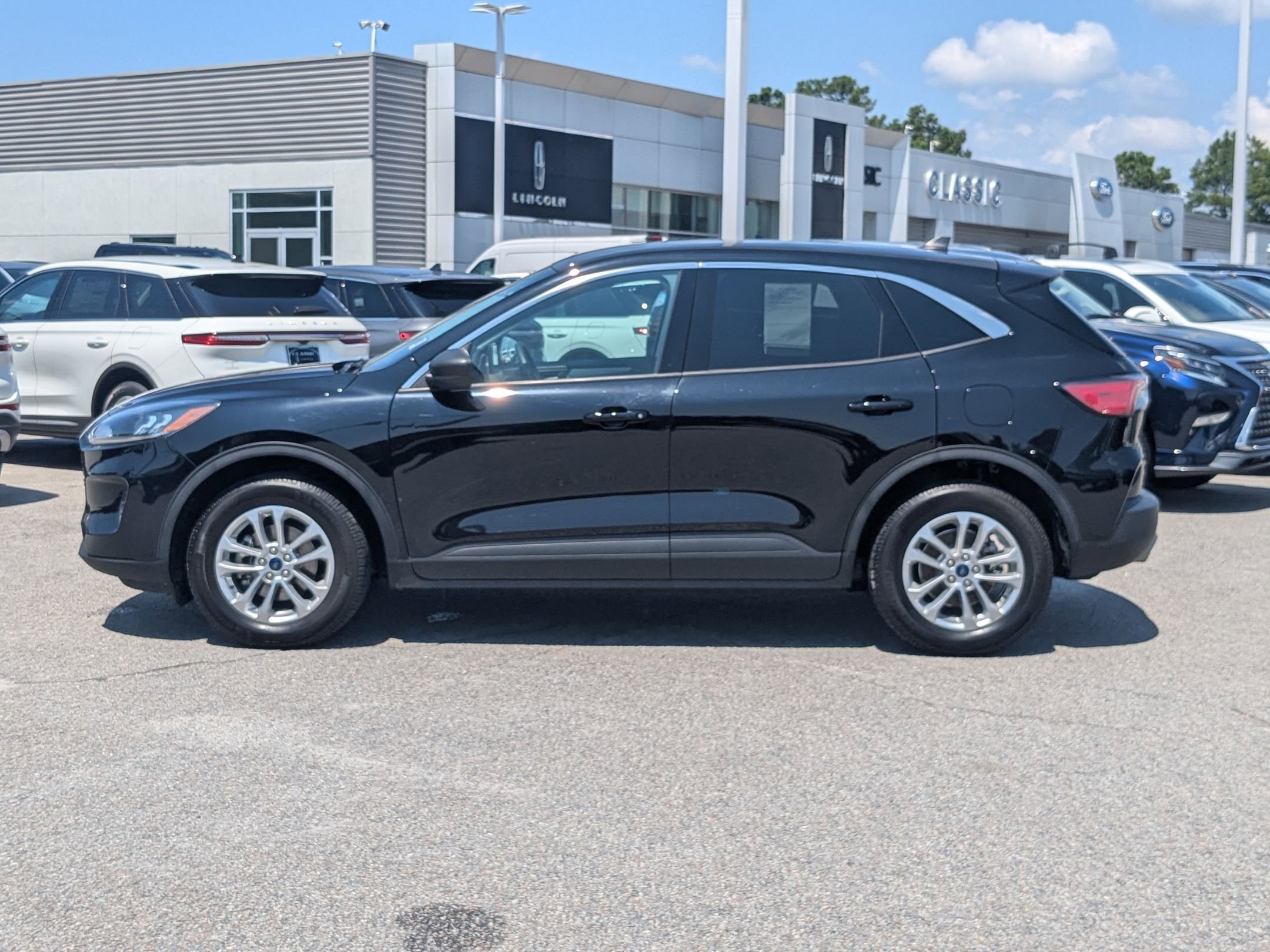 2022 Ford Escape SE photo 2