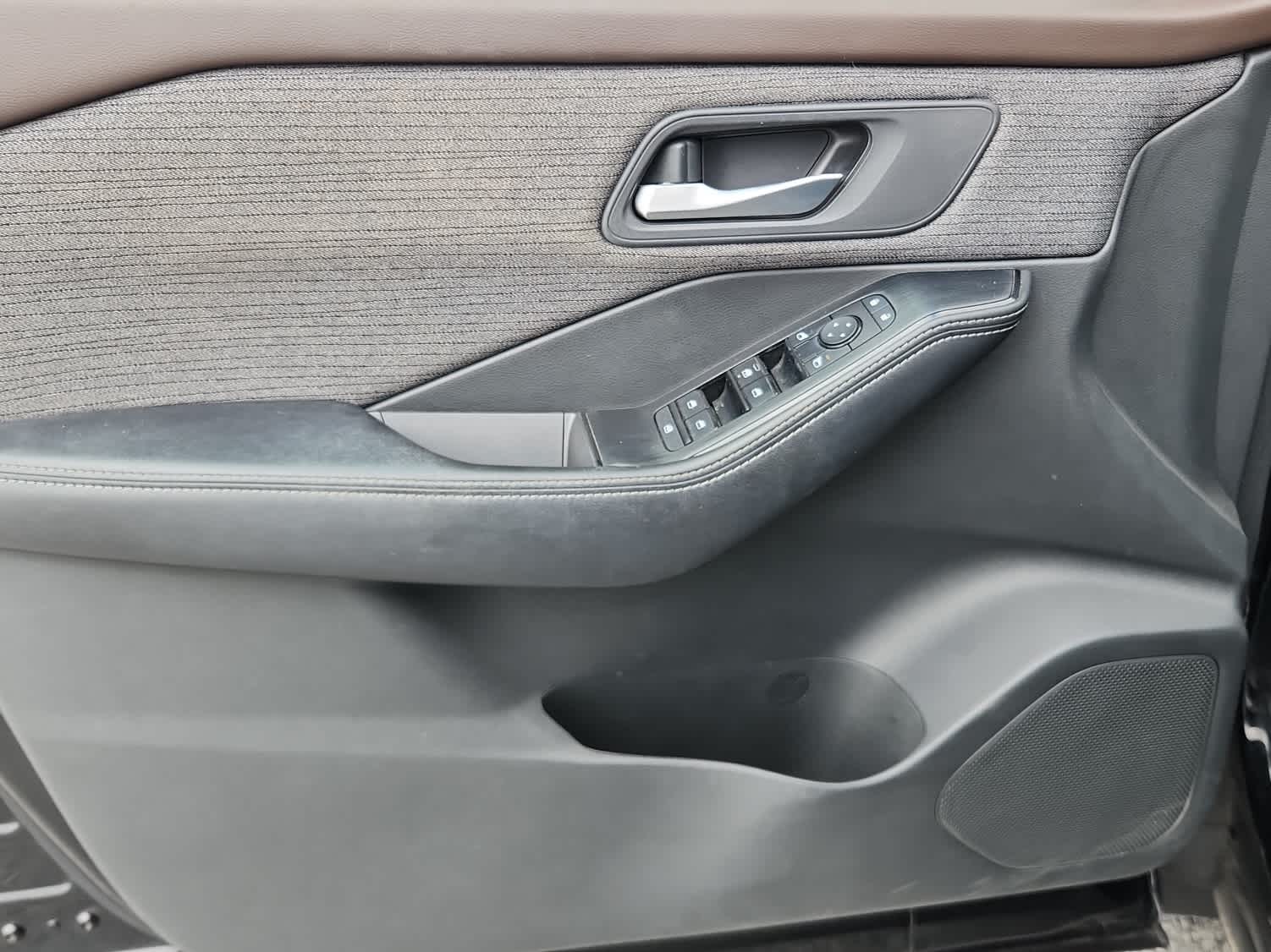 2021 Nissan Rogue SV photo 9
