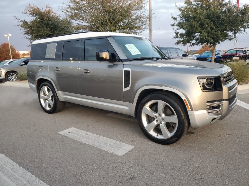 2023 Land Rover Defender SE's photo