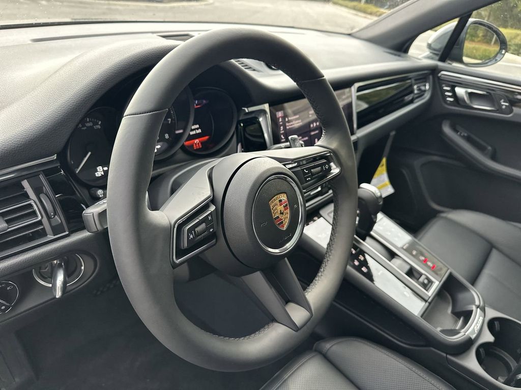 2025 Porsche Macan Base photo 10