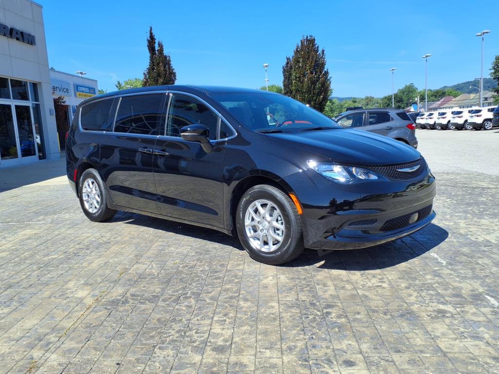 2025 Chrysler Voyager LX photo 3
