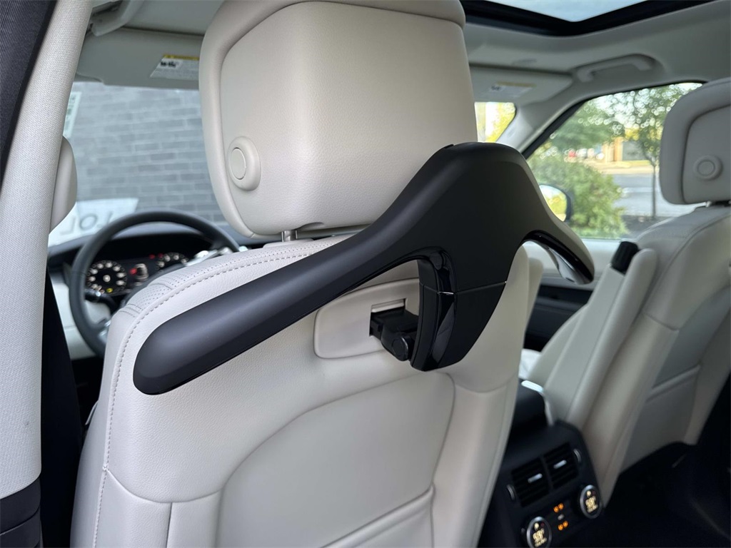 2026 Land Rover Discovery photo 16