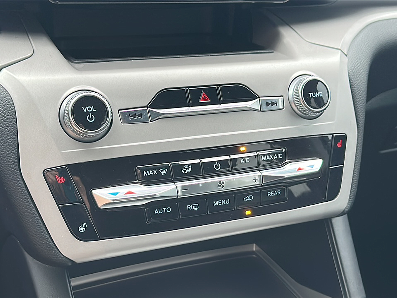 2024 Ford Explorer XLT photo 26