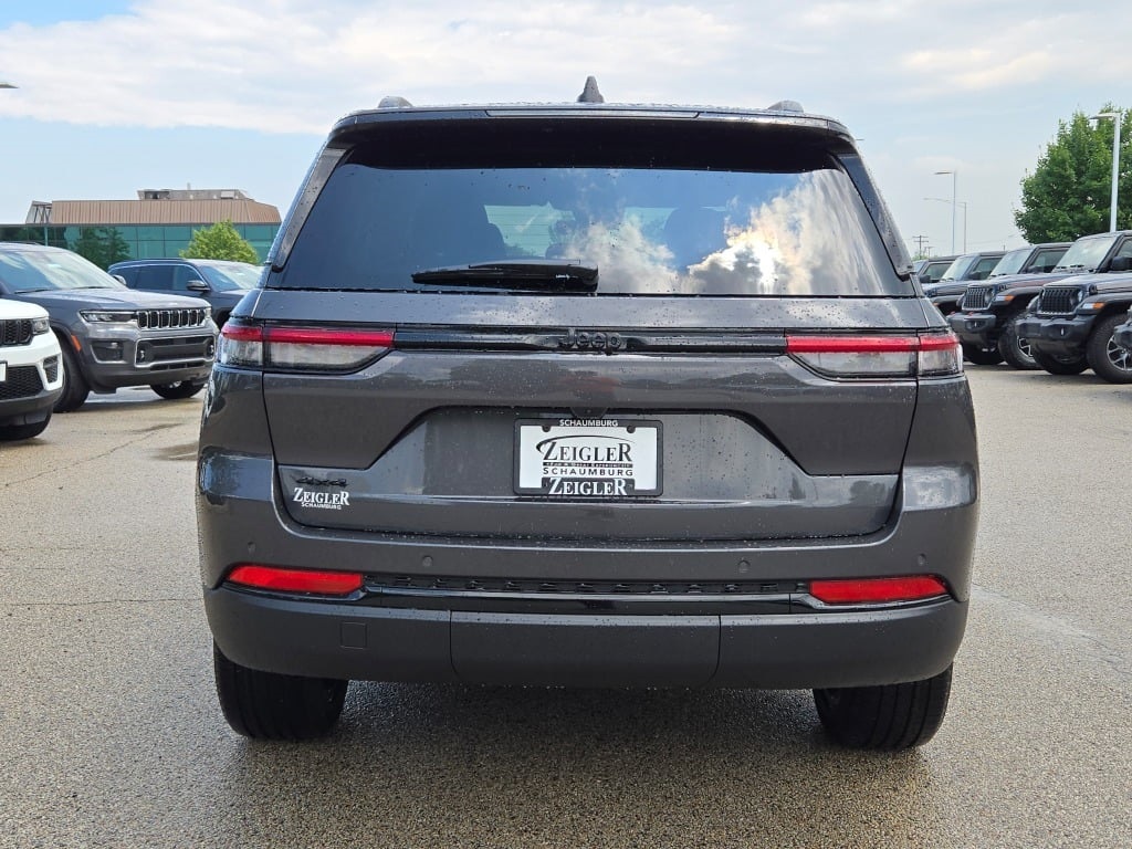 2025 Jeep Grand Cherokee Laredo photo 13