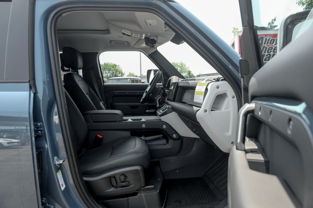 2025 Land Rover Defender 110 S photo 18