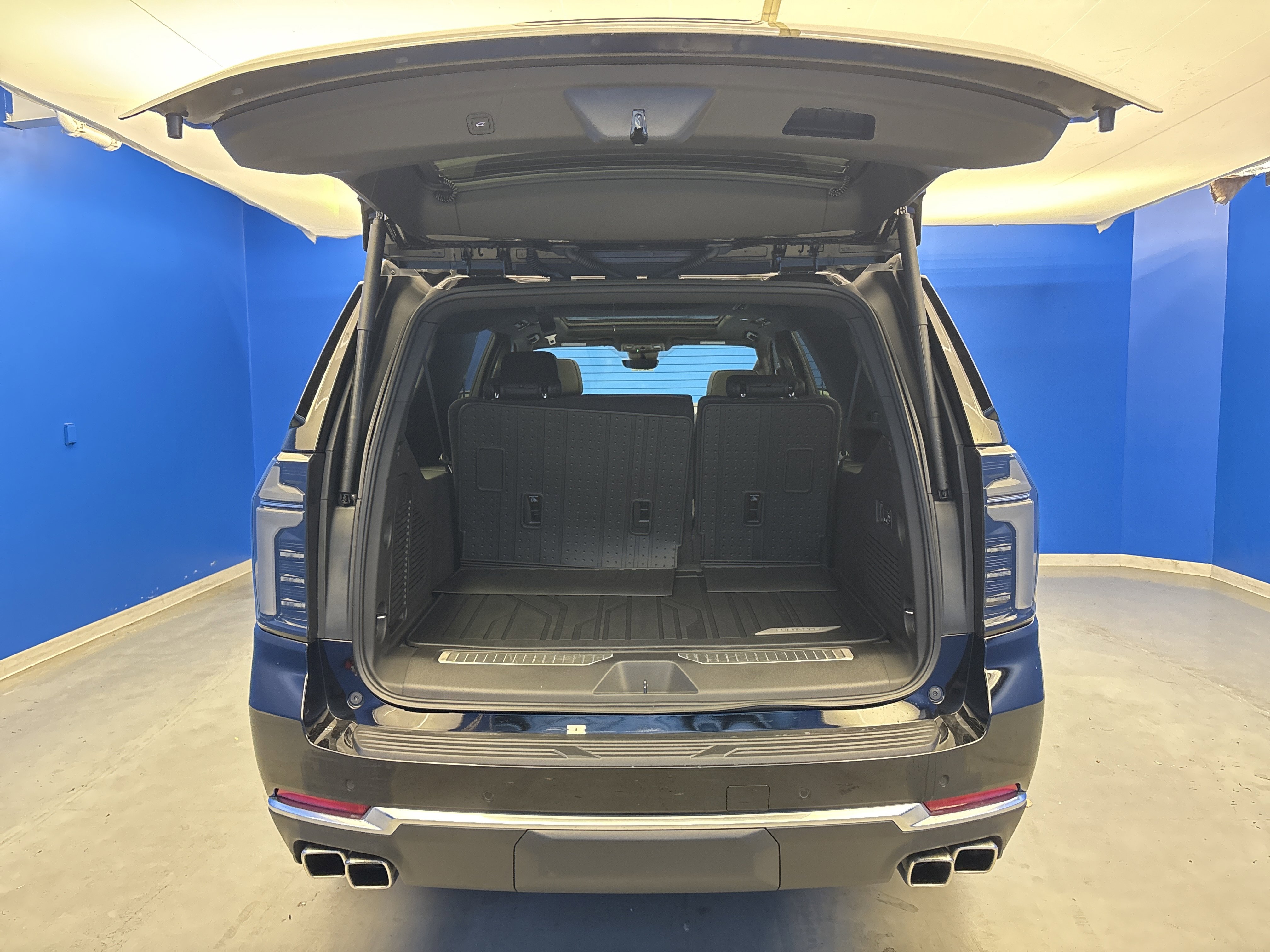 2025 Chevrolet Suburban High Country photo 10