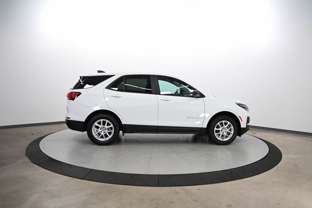 2022 Chevrolet Equinox LS photo 3