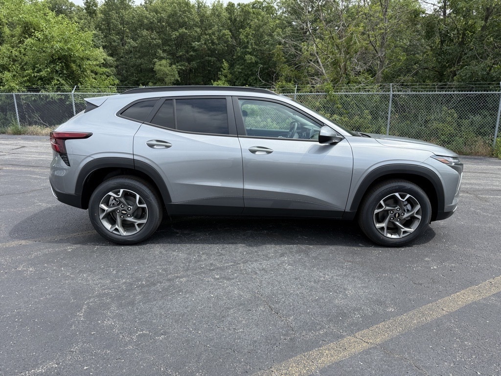 2025 Chevrolet Trax LT photo 2