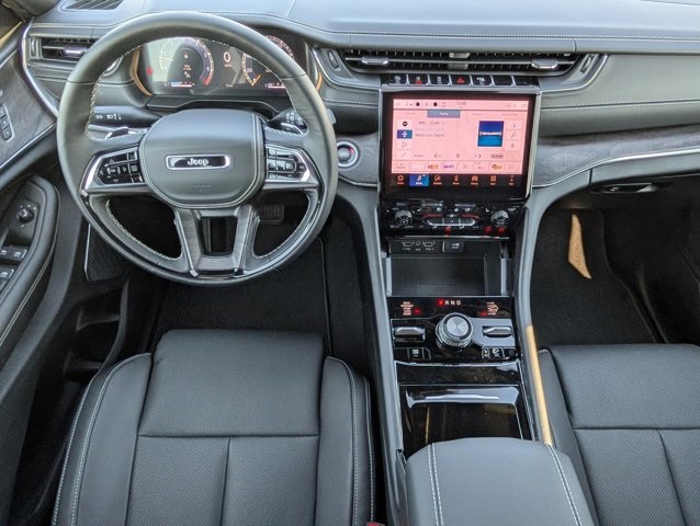 2025 Jeep Grand Cherokee Overland photo 4