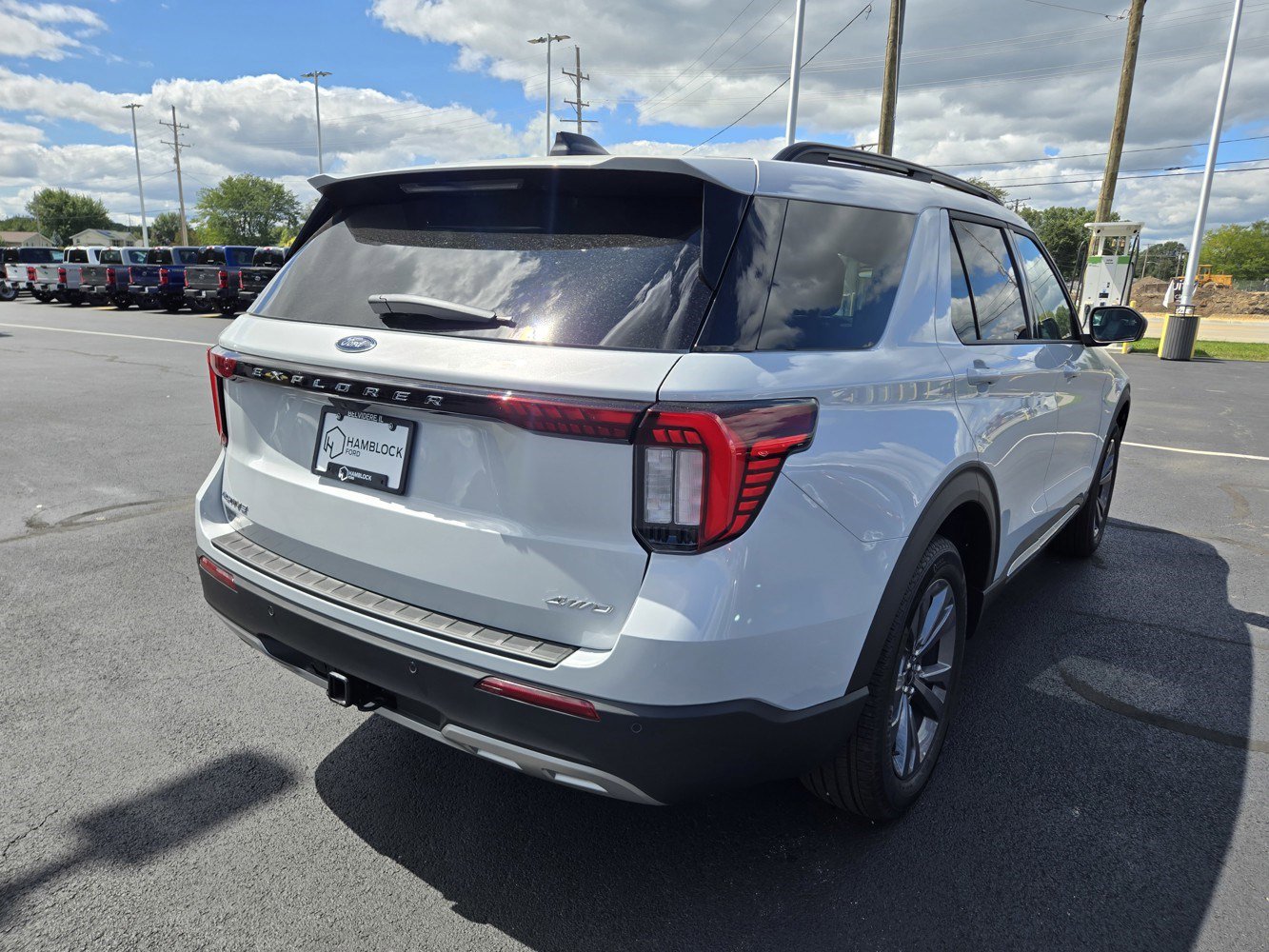 2025 Ford Explorer photo 3