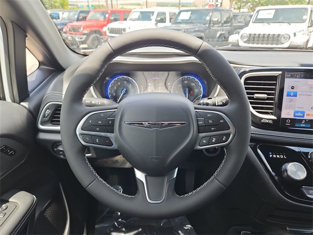 2025 Chrysler Pacifica photo 23