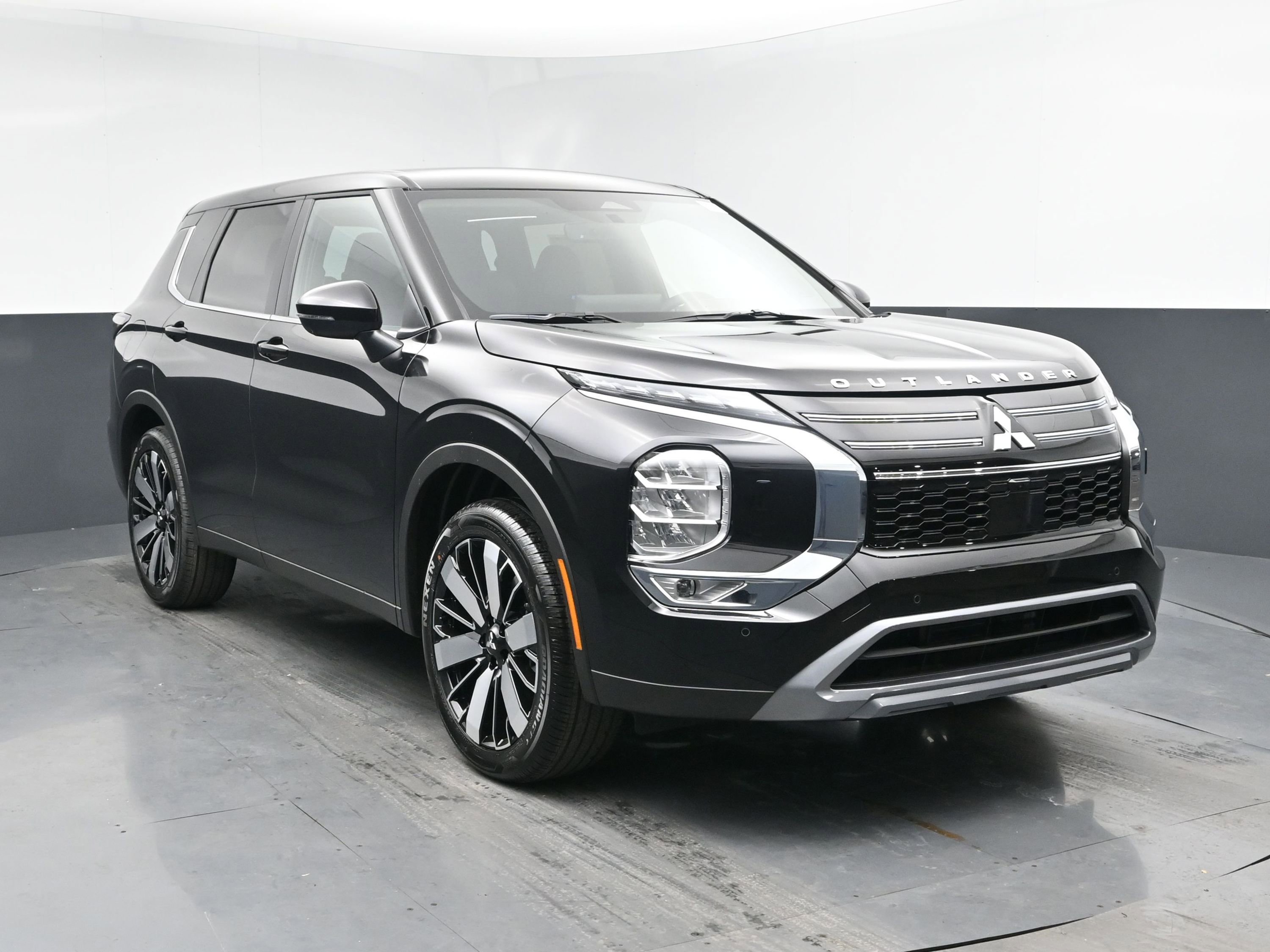 2025 Mitsubishi Outlander SE photo 2