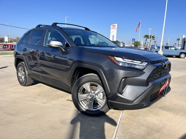 2025 Toyota RAV4 XLE's photo