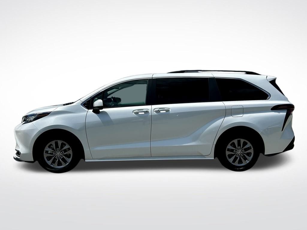 2023 Toyota Sienna XLE photo 4
