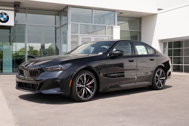 New 2026 Black Sapphire Metallic BMW 550e image 1
