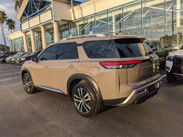 2023 Nissan Pathfinder Platinum photo 4