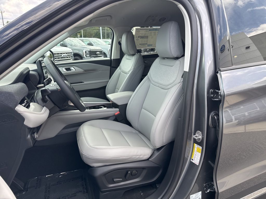 2025 Ford Explorer photo 9
