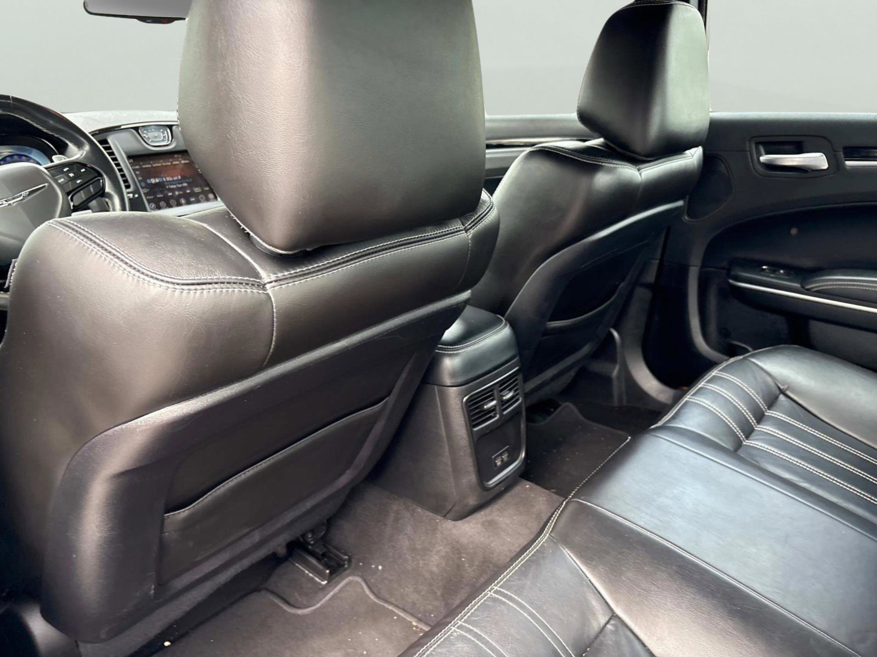 2022 Chrysler 300 S photo 11