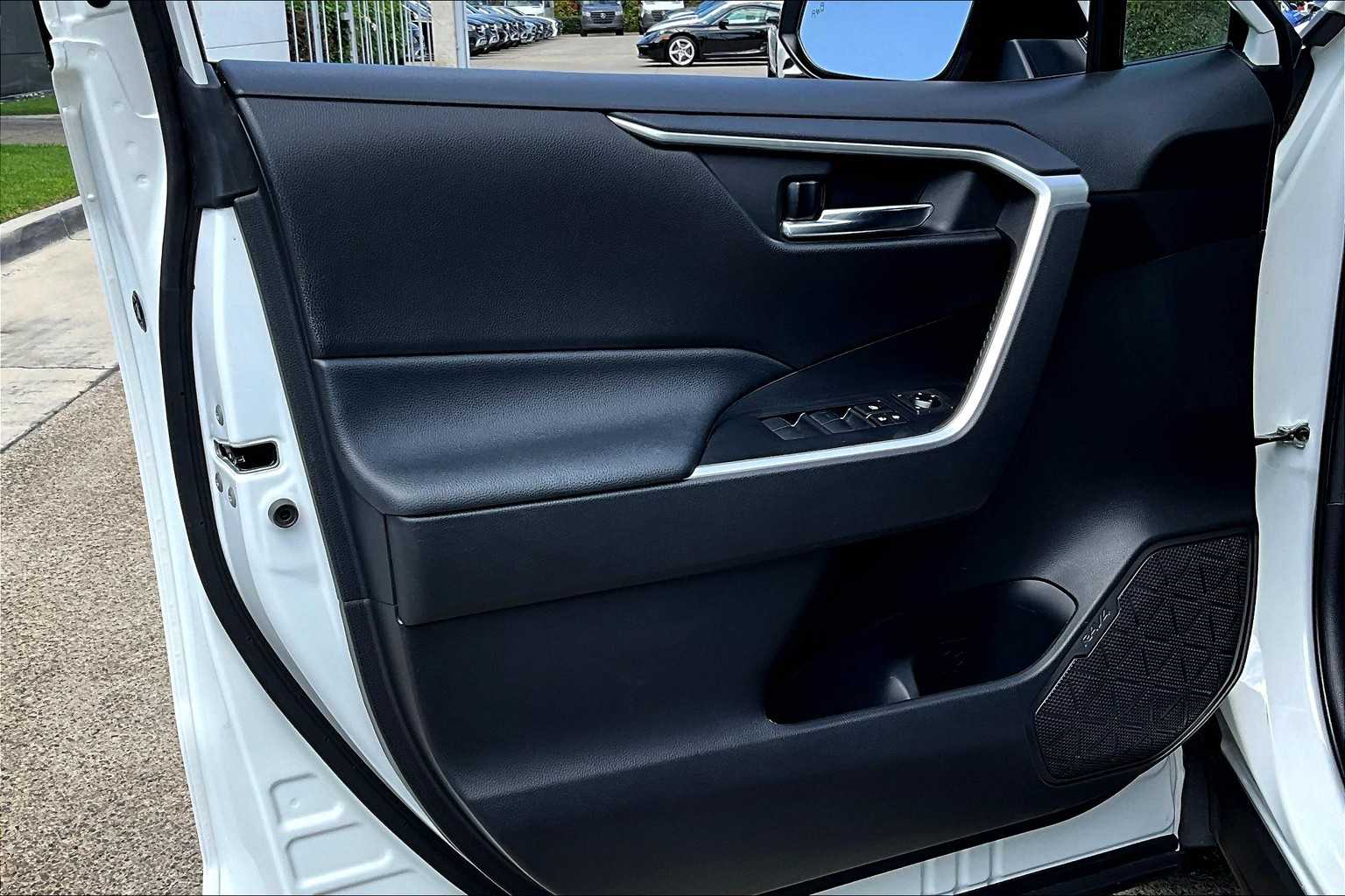 2021 Toyota RAV4 XLE Premium photo 20