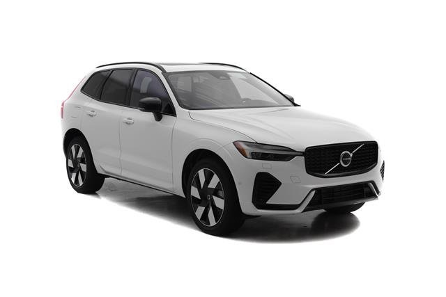 2025 Volvo XC60 Hybrid T8 Plus photo 2