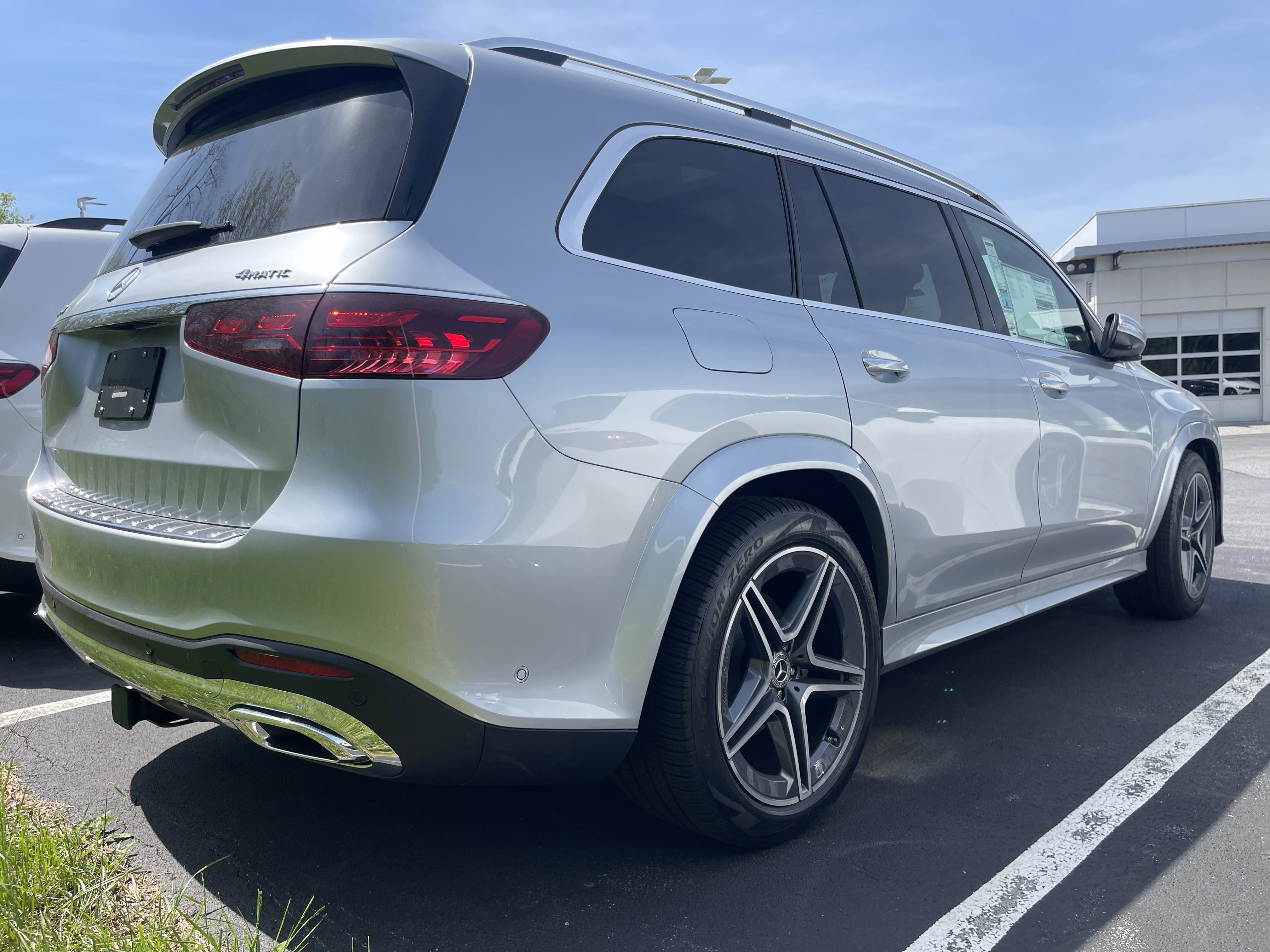 2025 Mercedes Benz GLS 450 4MATIC photo 3