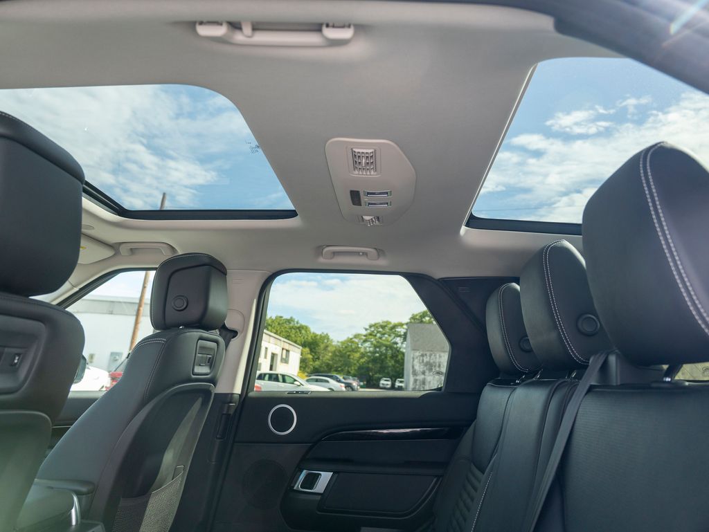 2024 Land Rover Discovery S photo 20