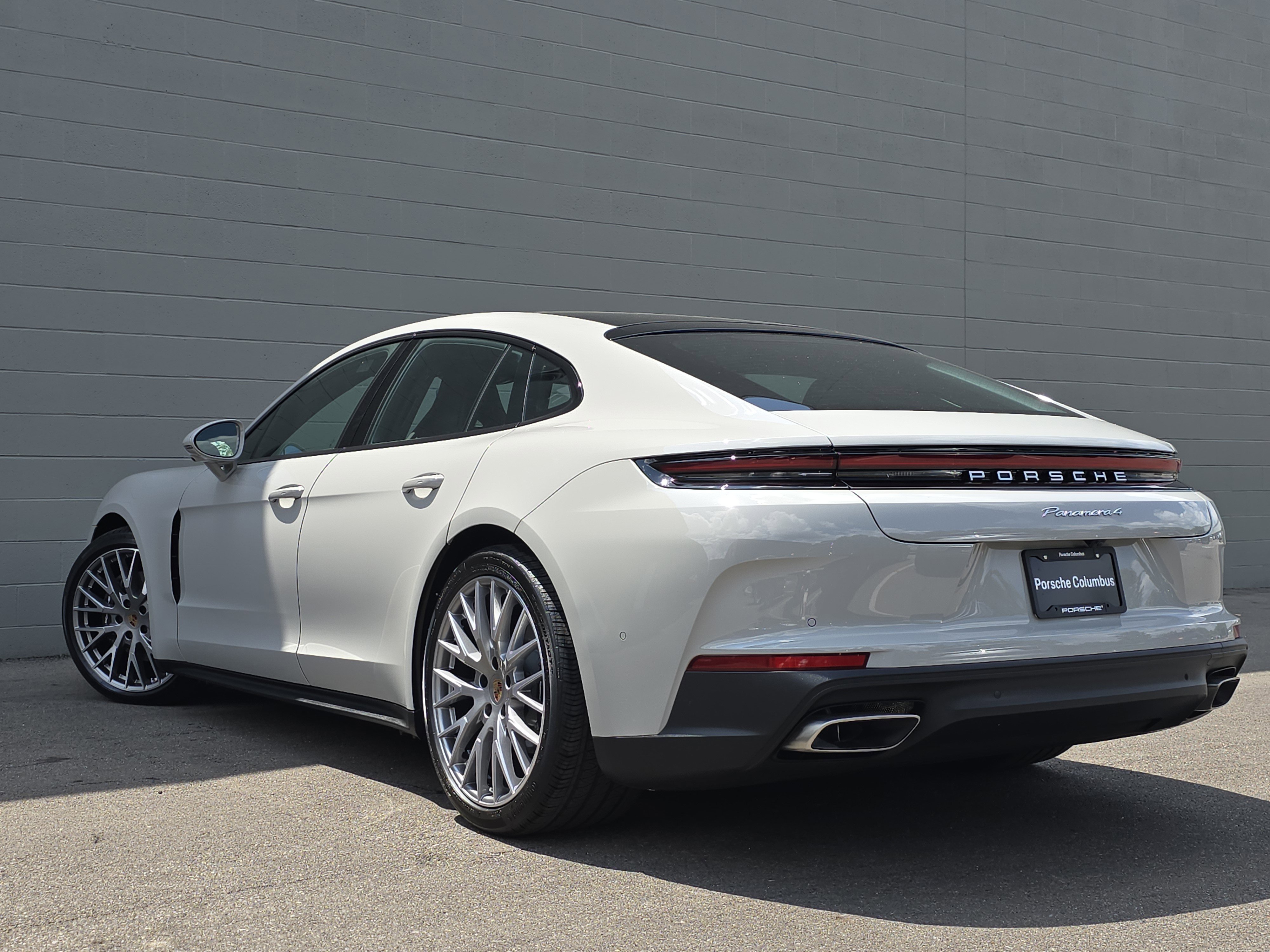 2025 Porsche Panamera 4 photo 2