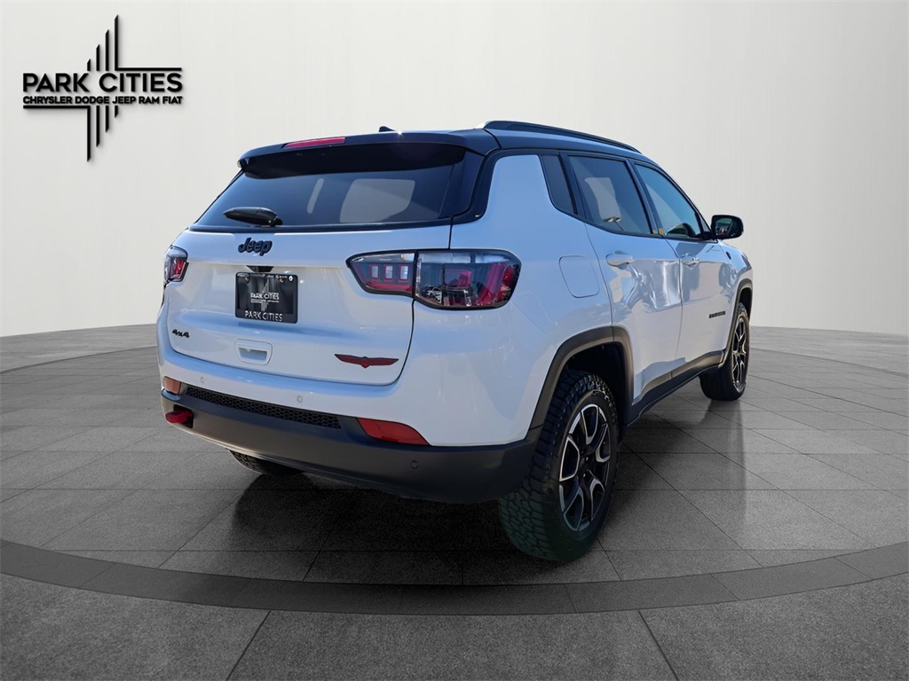 2024 Jeep Compass Trailhawk photo 2
