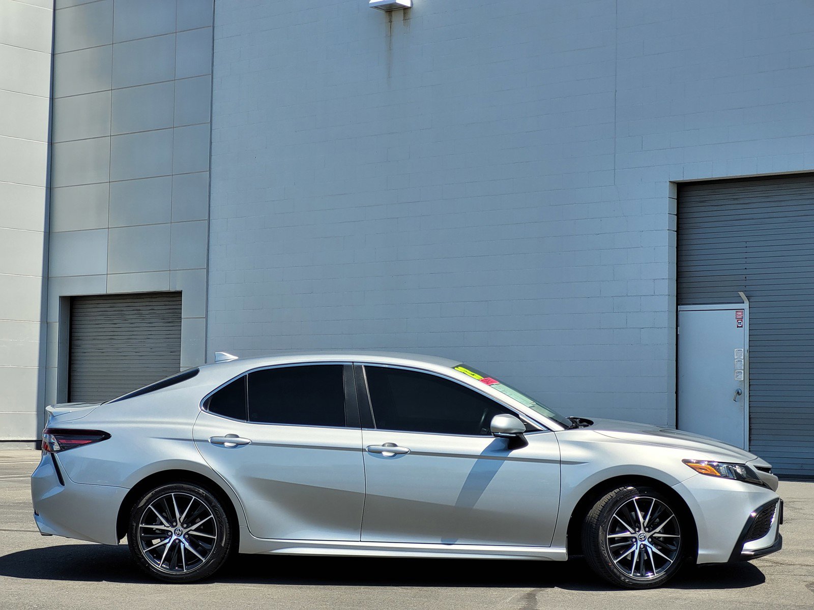 2023 Toyota Camry SE photo 3