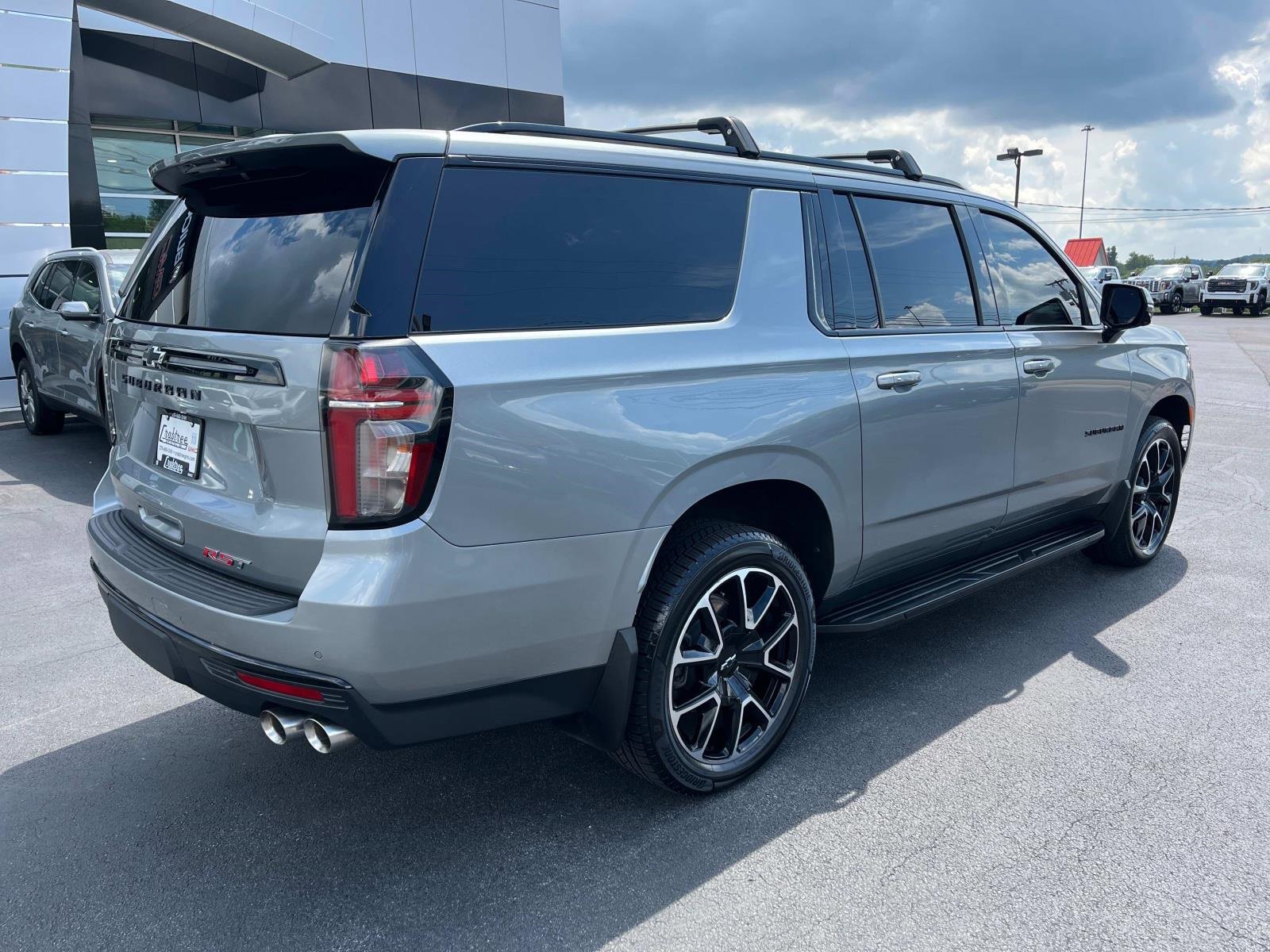2023 Chevrolet Suburban RST photo 2
