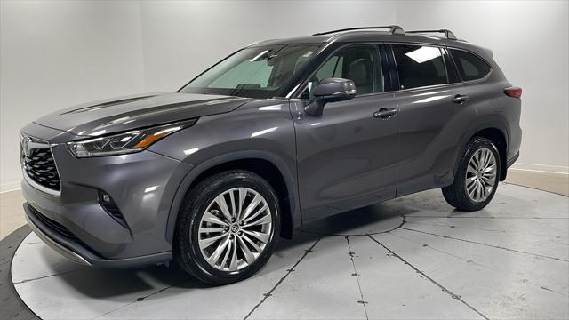 2022 Toyota Highlander Platinum's photo