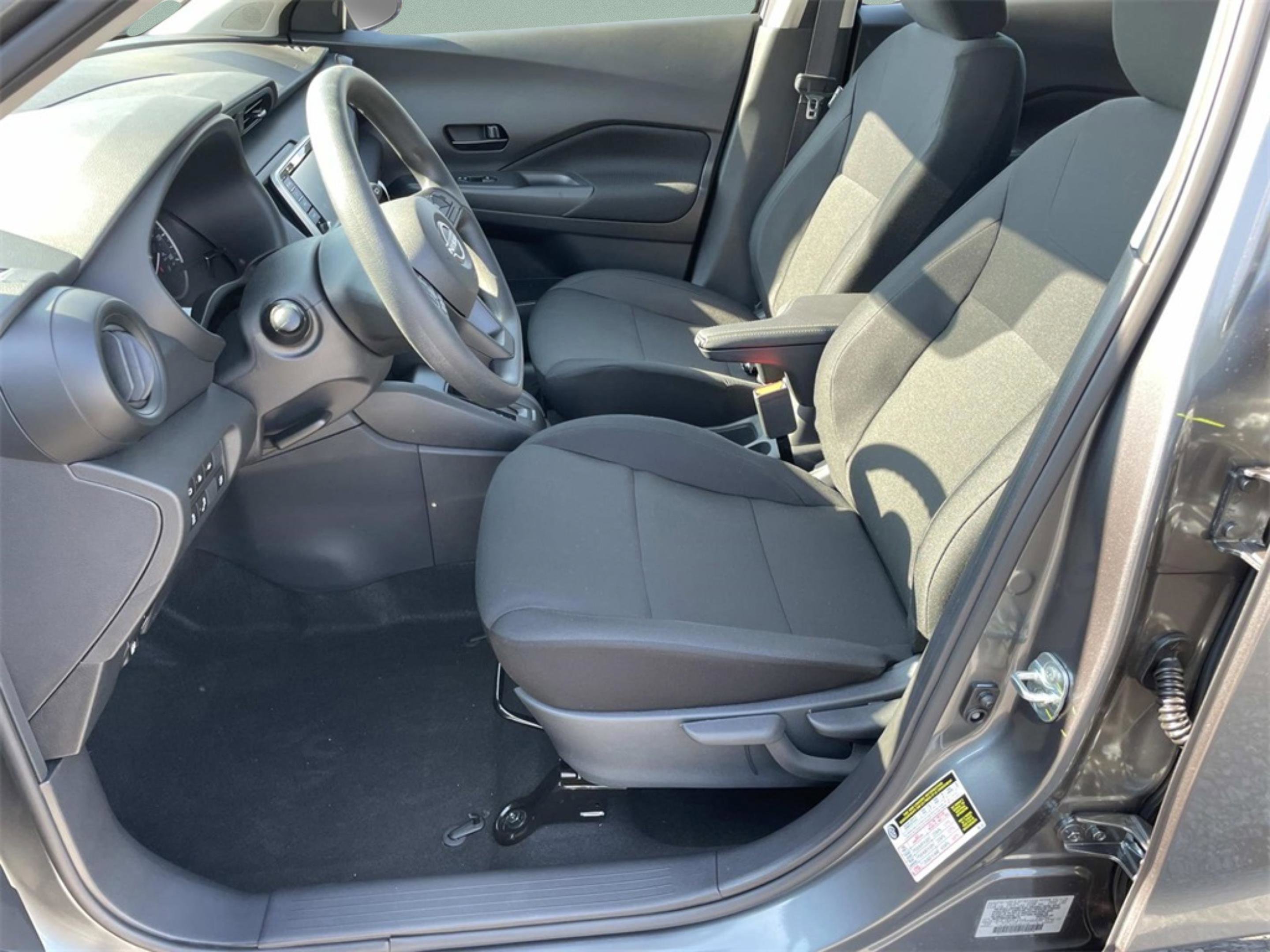 2025 Nissan Kicks Play S photo 9