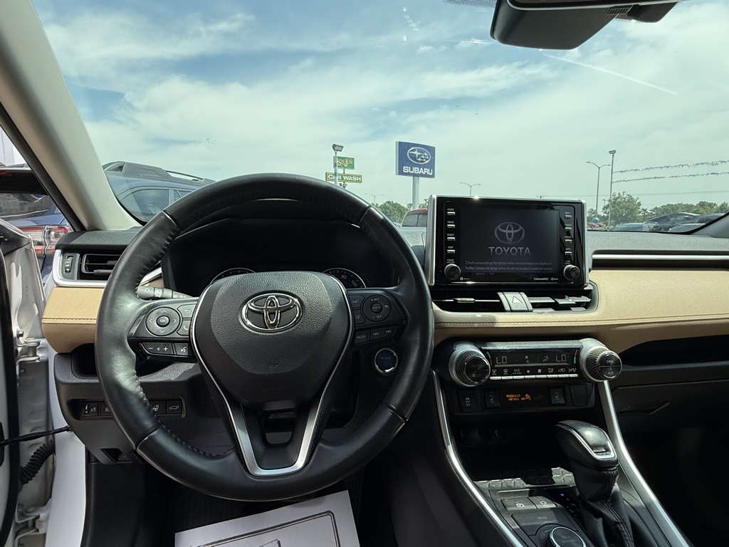 2020 Toyota RAV4 Hybrid XLE photo 15