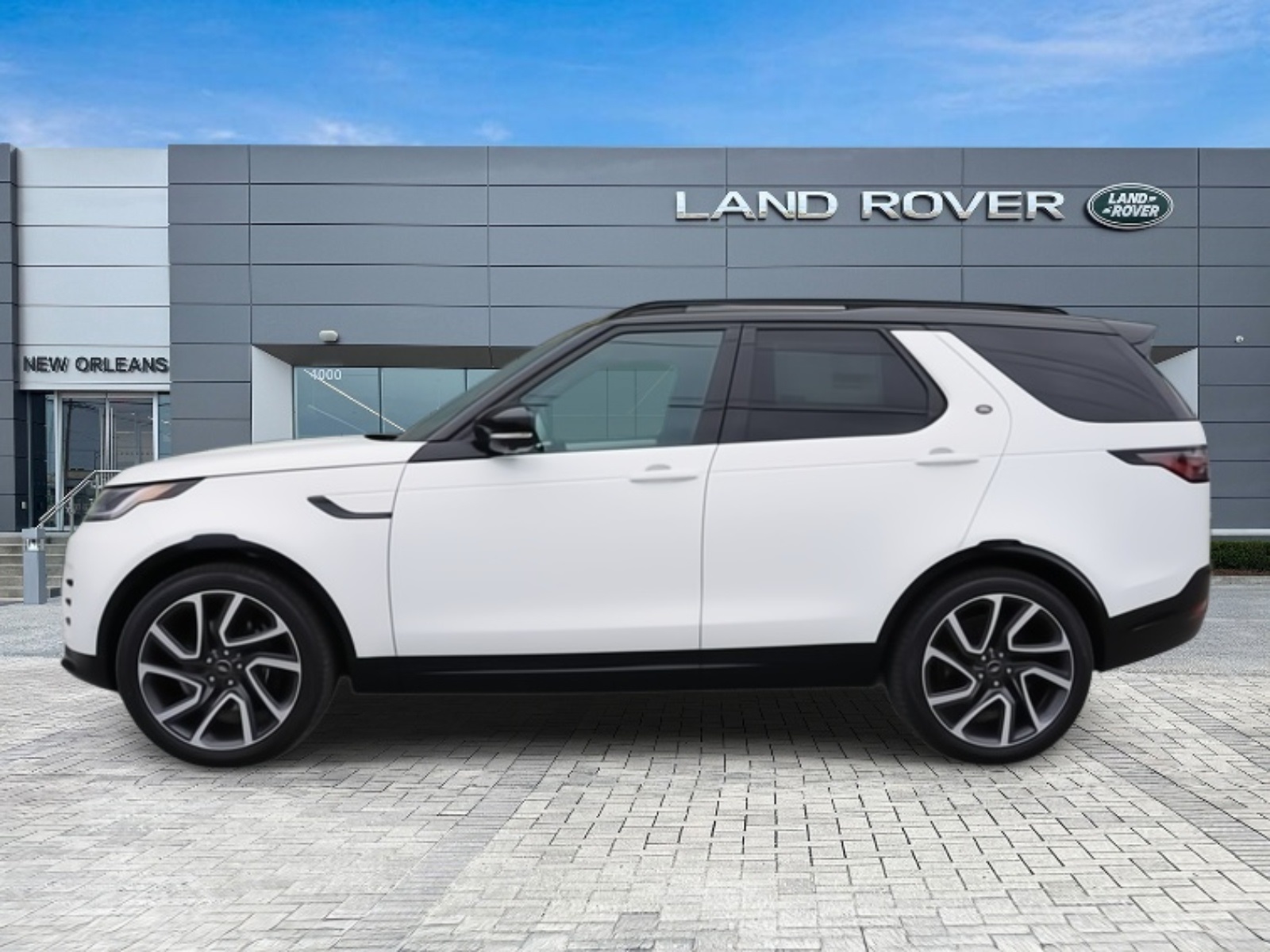 2024 Land Rover Discovery Metropolitan Edition photo 4